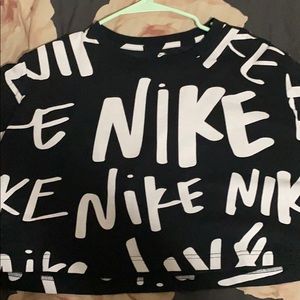 Black cropped Nike short sleeve